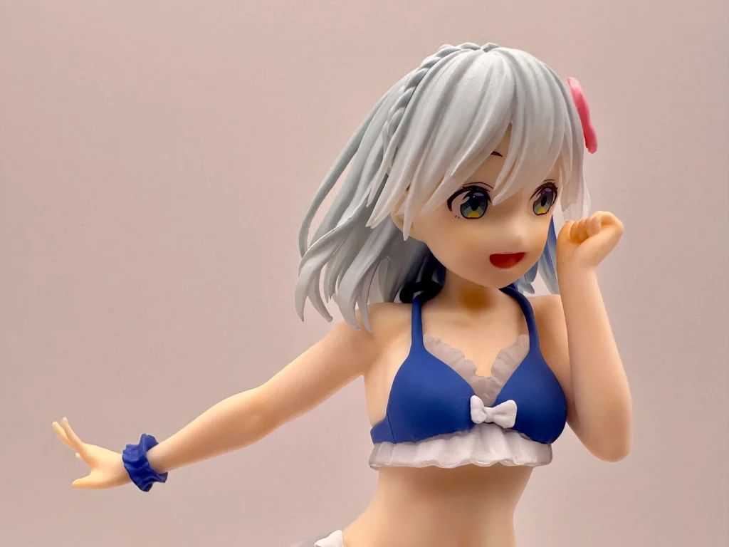 水着の胸元にあしらわれた小さなリボン